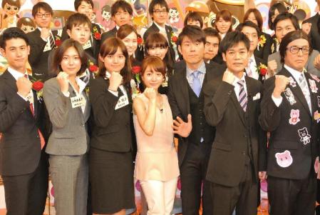 ＴＢＳ新人の小林由未子アナ（前列左から２人目）にエールを送ったネプチューンと田中みな実アナ（中央）＝東京・ＴＢＳ