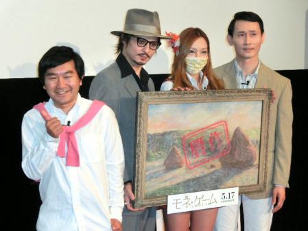 似てないものまねを母にダメ出しされた小石田純一（左）