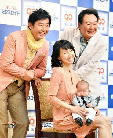 ＣＭ発表会で一家勢ぞろいした（左から）石田純一、東尾理子と理汰郎くん、東尾修＝明治記念館（撮影・田村亮介）