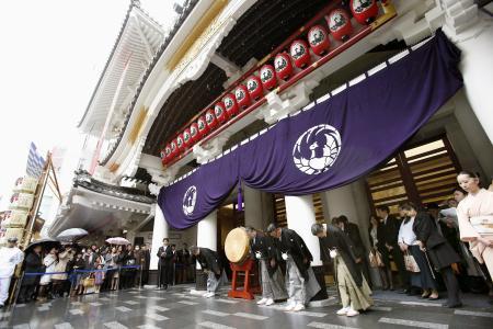 　歌舞伎座で披露された、開場を告げる「一番太鼓の儀」＝２日午前、東京・銀座
