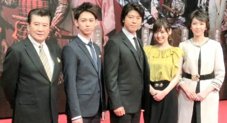 会見に出席した（左から）里見浩太朗、柳下大、上川隆也、倉科カナ、賀来千香子＝東京・赤坂ＡＣＴシアター