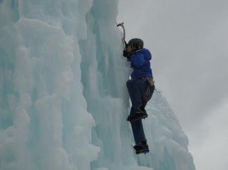 　冬山登山に赴き氷壁登りを経験する松山ケンイチ