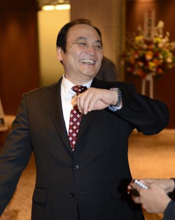 　記者の取材に笑顔で答える塚原光男氏＝東京ドームホテル