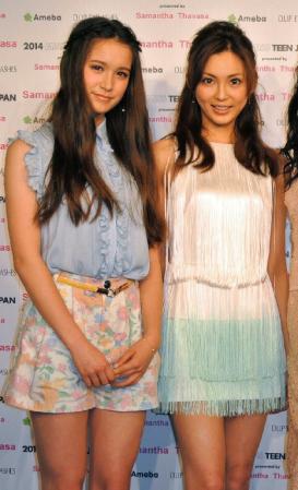 かわいくて仕方がない妹分のトラウデン直美（左）に目を細める押切もえ