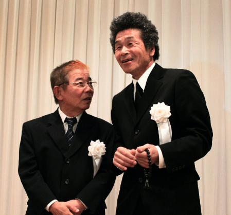 生前の原さんをしのび、昔話に花をさかせた池乃めだか（左）と間寛平＝大阪市内