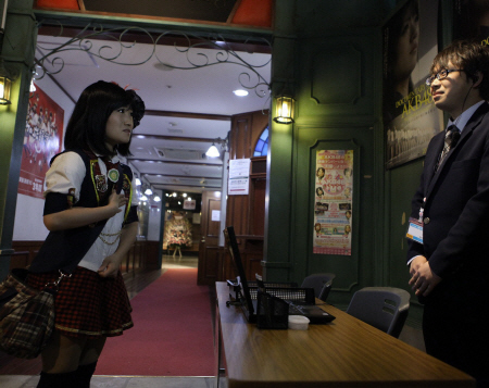 　ＡＫＢ４８の第５回選抜総選挙の立候補を表明したキンタロー。（左）＝東京・秋葉原のＡＫＢ４８劇場