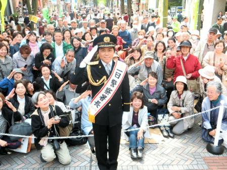 　一日警察署長を務めた三山ひろし＝横浜市・伊勢佐木町のイセザキ・モール