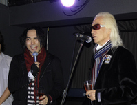 　ライブハウス「ＳＴＡＴＩＯＮ９８７」のオープン記念ライブに出演した美勇士（左）と、祝福にかけつけた内田裕也＝大阪市内