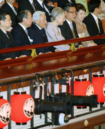 　新装開場した歌舞伎座の「こけら落とし公演」を鑑賞に訪れた天皇、皇后両陛下