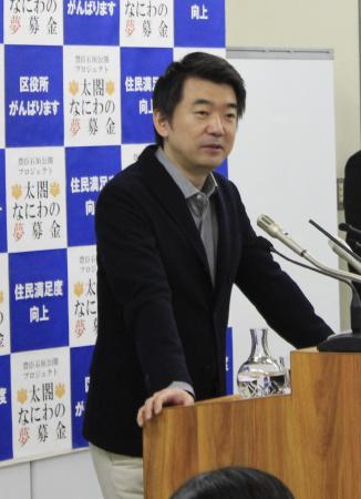 　定例会見を行った橋下徹大阪市長＝大阪市役所