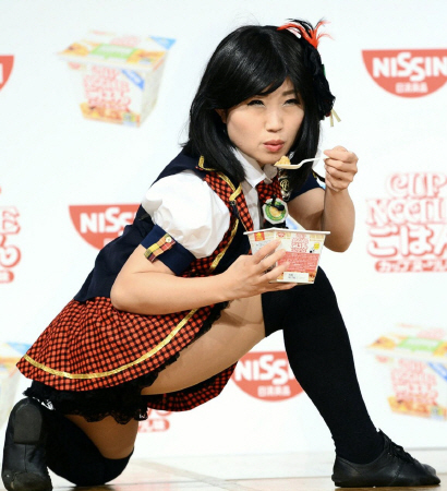 壇蜜のモノマネで日清カップヌードルごはんを試食するキンタロー。＝東京・新宿の京王プラザホテル（撮影・田村亮介）