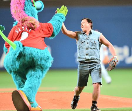 始球式を務めスラィリー（左）とハイタッチを交わすスギちゃん＝ナゴヤドーム（撮影・保田叔久）