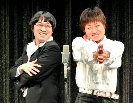 山崎静代（右）から初めて誕生日プレゼントをもらい喜ぶ山里亮太