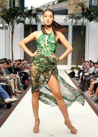 水着姿で美脚を披露したすみれ＝東京・六本木ヒルズアリーナ