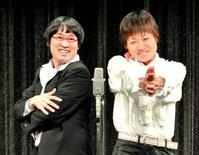 山崎静代（右）から初めて誕生日プレゼントをもらい喜ぶ山里亮太