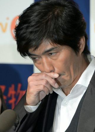 死去した父・三国連太郎について語り涙ぐむ佐藤浩市＝東京・コンラッド東京（撮影・開出　牧）