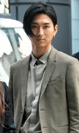 注目されて驚いたという松田翔太＝東京・ＴＢＳ前