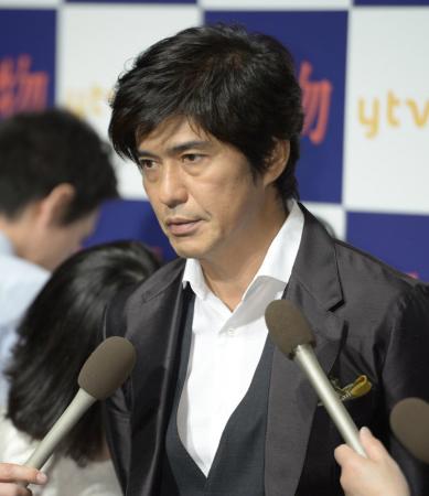 　囲み会見で死去した父・三国連太郎さんについて語る佐藤浩市＝東京・コンラッド東京（撮影・開出　牧）