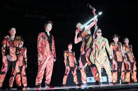 　パフォーマー引退発表後、初めてファンの前に登場したＨＩＲＯ（中央）＝京セラドーム