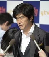 　囲み会見で死去した父・三国連太郎さんについて語る佐藤浩市＝東京・コンラッド東京（撮影・開出　牧）