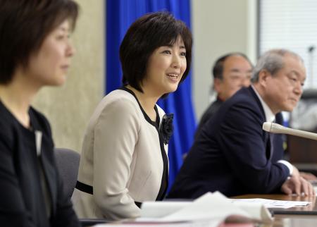 　「キャリア権推進ネットワーク」の理事に就任し記者会見する菊池桃子＝厚労省