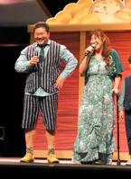 約２カ月ぶりにつえをつきながら復帰した北斗晶（右）と喜ぶ夫の佐々木健介＝東京・目黒区の恵比寿ガーデンホール