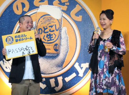 お互いの夢を語り合う椿鬼奴（右）と河口こうへい＝東京・六本木ヒルズ