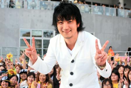 ファンからのハッピーバースデーの合唱にＶサインを見せる遊助こと上地雄輔＝東京・台場