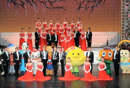 ＯＳＫ日本歌劇団の公開稽古にはゆるキャラたちも駆けつけた＝大阪松竹座