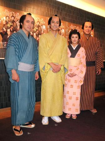 公演へ意気込む（左から）高橋光臣、沢村一樹、臼田あさ美、宇梶剛士＝東京・赤坂ＡＣＴシアター