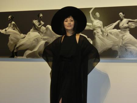 　マイケル・トンプソン氏撮影の作品に満足げの夏木マリ＝東京・代官山のＴ-ＳＩＴＥ