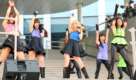 ミニライブで会場を盛り上げるＥ-ｇｉｒｌｓ＝東京・台場のダイバーシティ東京プラザ（撮影・村中拓久）