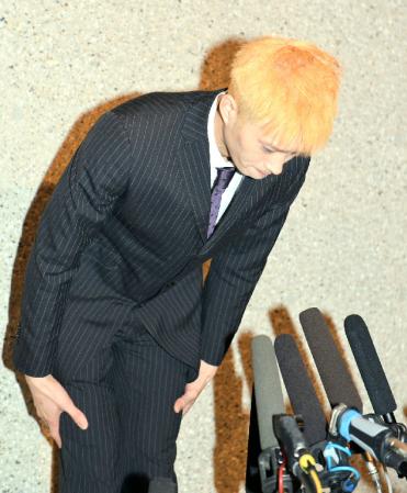 会見で謝罪する田島優成＝東京・新国立劇場（撮影・村中拓久）