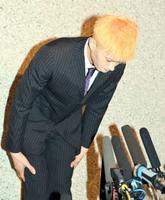 会見で謝罪する田島優成＝東京・新国立劇場（撮影・村中拓久）