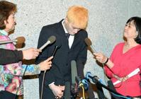 会見で謝罪する田島優成＝東京・新国立劇場（撮影・村中拓久）