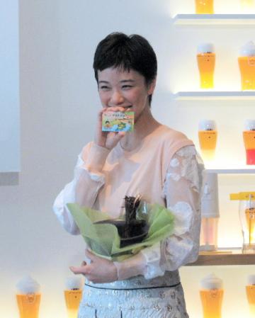 カッパ捕獲許可証をもらい笑顔の蒼井優＝東京・虎ノ門のキリン　一番搾りガーデン東京