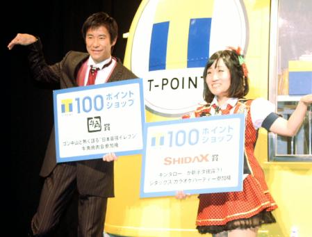 中山雅史氏（左）から動きを絶賛されたキンタロー。＝東京・六本木