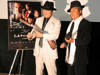 ド迫力のギャング風衣装で登場した松方弘樹（左）と梅宮辰夫＝東京・ワーナー映画試写室