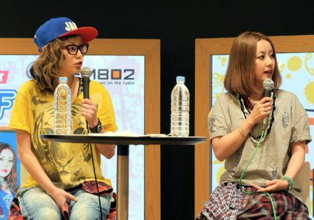 ＦＭ８０２の公開生放送に登場したＰＵＦＦＹの吉村由美（左）と大貫亜美＝大阪市内