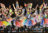 　ファンといっしょに「てっぺん、とったんで！」と叫ぶ山本彩（中央左）と渡辺美優紀（同右）＝日本武道館（撮影・北野将市）