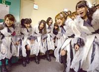 　高橋みなみ（右から２人目）の合図で気合を入れるＡＫＢ４８（左から大島優子、渡辺麻友、北原里英、松井珠理奈、右は横山由依）（撮影・吉澤敬太）