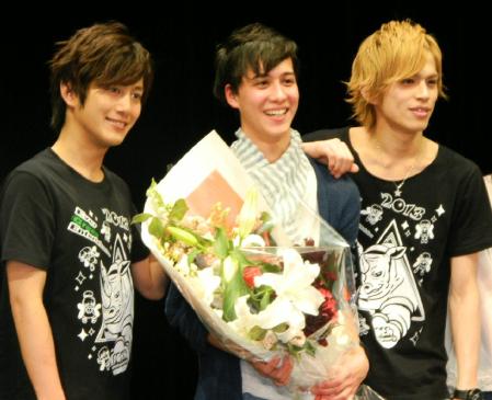 グランプリのシュドーズ直矢さん（中央）と山本裕典（右）、溝端淳平＝東京・渋谷のＳＨＩＢＵＹＡーＡＸ