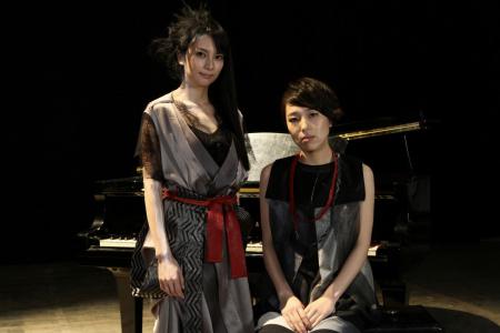 　「恋守歌」ミュージックビデオで初共演した（左から）柴咲コウ、笹川美和