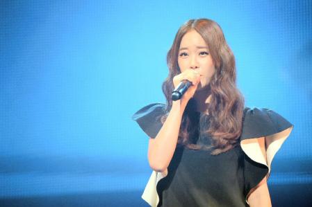 「その女」をしっとり歌うペク・チヨン＝東京・赤坂ＢＬＩＴＺ（撮影・北野将市）