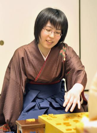 　女流史上初となる５冠同時制覇を達成した里見香奈新女王＝大阪市