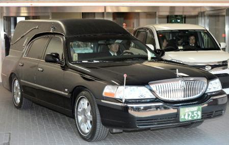 斎場を出る牧伸二さんを乗せた霊柩車＝東京・大田区内の葬儀場（撮影・吉澤敬太）