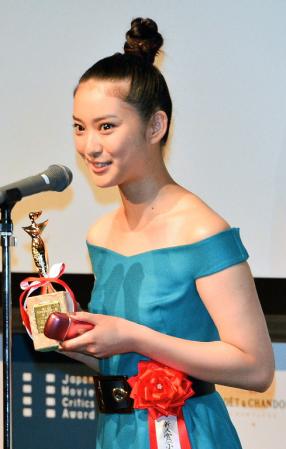 新人女優賞受賞の喜びを語る武井咲＝シャングリ・ラホテル東京（撮影・持木克友）