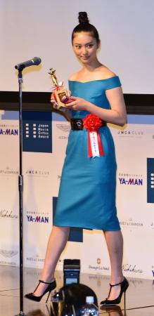 　新人女優賞を受賞し笑顔をみせる武井咲＝東京都内のホテル（撮影・持木克友）