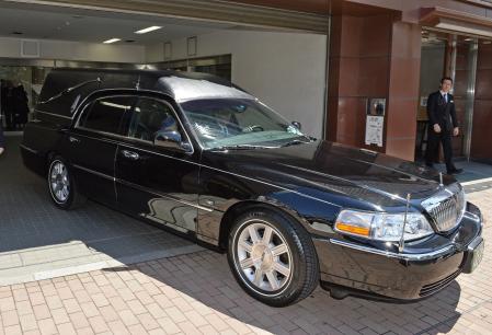 　葬儀場を出る牧伸二さんを乗せた霊柩車＝東京・大田区内の葬儀場（撮影・吉澤敬太）