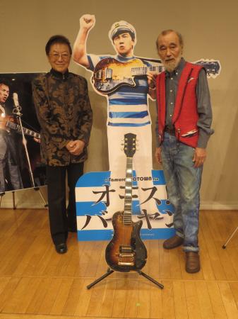 　田端さん愛用のギターを前に思い出を語るミッキー・カーチス（右）と浜村淳＝東京・古賀政男音楽博物館